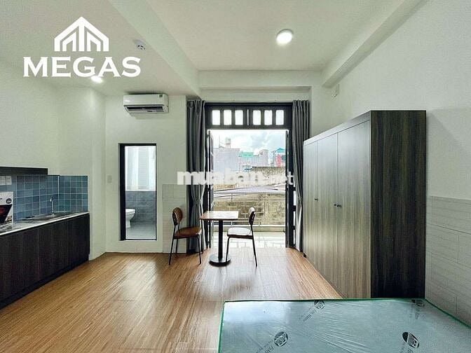 Studio ban công full nội thất ở ngã tư Âu Cơ Lạc Long Quân