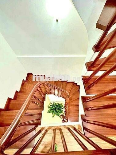 Lô Góc Cầu Giấy 40m2 - 5 Tầng - Gần Phố - Ở Ngay - Giá 9,8 Tỷ ( TL )