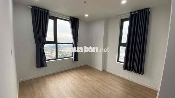 Thuê lâu dài căn góc hướng view Lê Trọng Tấn