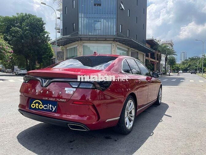 VinFast Lux A Plus 2022 - Màu đỏ - 4v2km