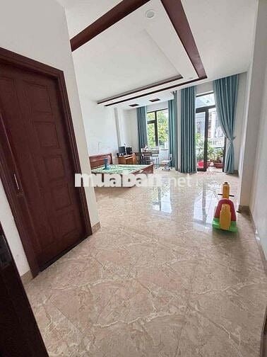 NHÀ 3 TẦNG 4 NGỦ RA BIỂN 300m RA CHỢ 100M KHU DÂN CƯ KD ĐÔNG ĐÚC