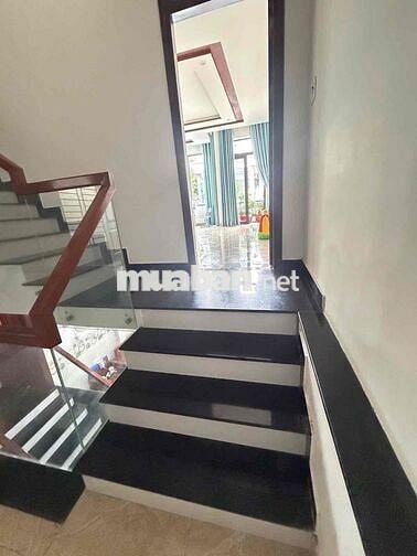 NHÀ 3 TẦNG 4 NGỦ RA BIỂN 300m RA CHỢ 100M KHU DÂN CƯ KD ĐÔNG ĐÚC