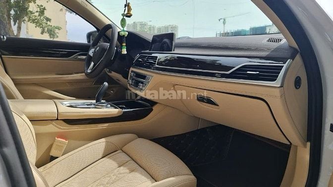 Bán xe BMW 730Li màu trắng sx năm 2020