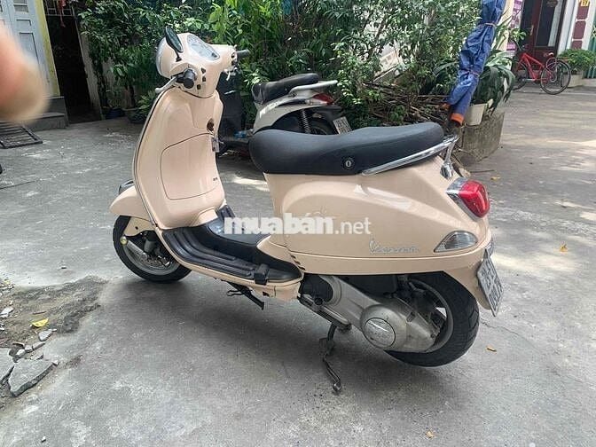 Xe Piaggio LX 125cc Fi màu ve tường