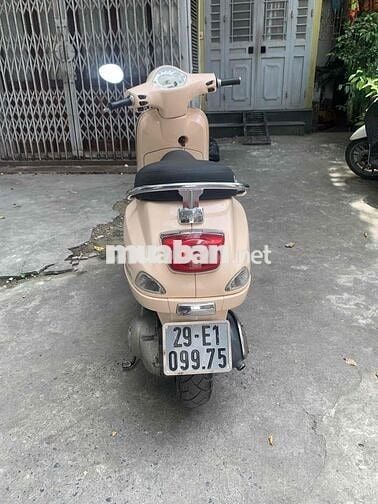 Xe Piaggio LX 125cc Fi màu ve tường