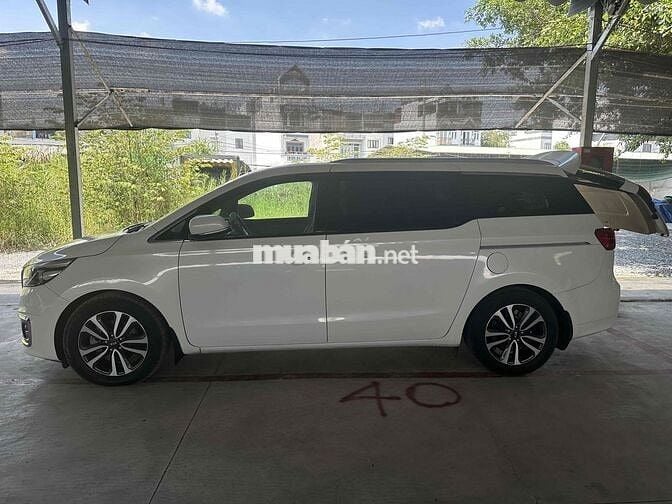 Kia Sedona 2019 Deluxe D - 80000 km