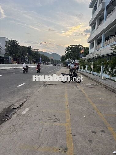 CHÍNH CHỦ BÁN NHÀ MT NGUYỄN TẤT THÀNH DÒNG TIỀN 40tr/THÁNG