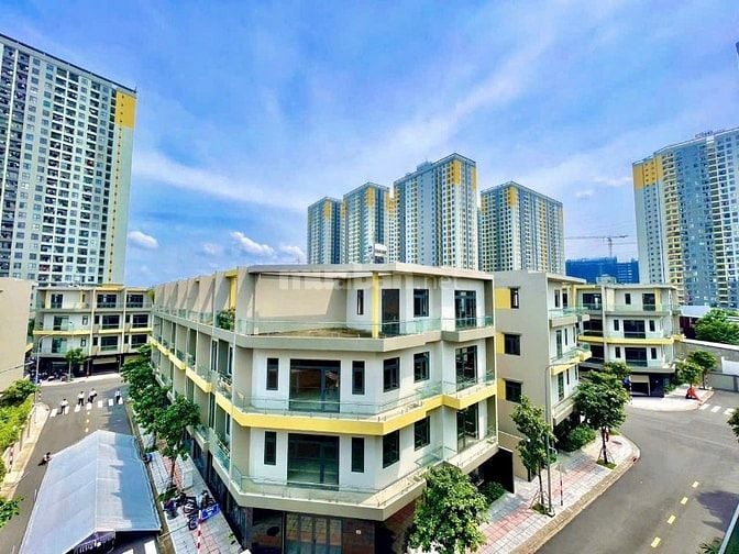 Nhà phố 4 tầng- compound an ninh, dân trí cao- ngay Làng Đại học.