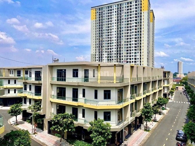 Nhà phố 4 tầng- compound an ninh, dân trí cao- ngay Làng Đại học.