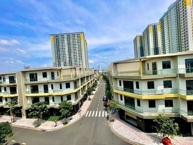 Nhà phố 4 tầng- compound an ninh, dân trí cao- ngay Làng Đại học.