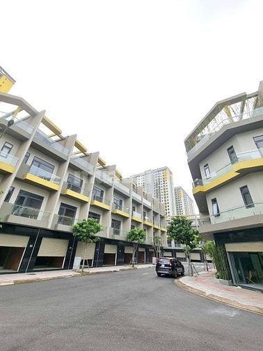 Nhà phố 4 tầng- compound an ninh, dân trí cao- ngay Làng Đại học.