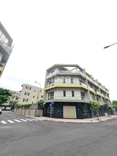 Nhà phố 4 tầng- compound an ninh, dân trí cao- ngay Làng Đại học.