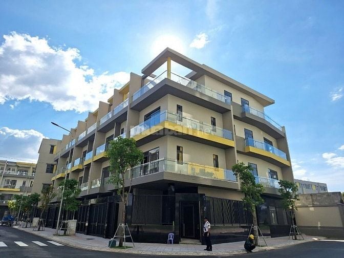 Nhà phố 4 tầng- compound an ninh, dân trí cao- ngay Làng Đại học.