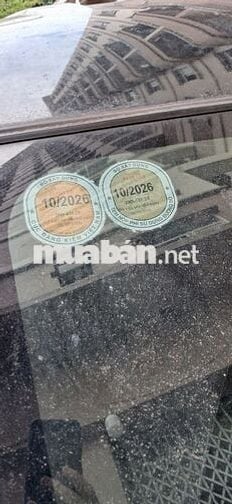 Xe  van 5 chỗ mầu đen mới đi ,còn mới sx 2023