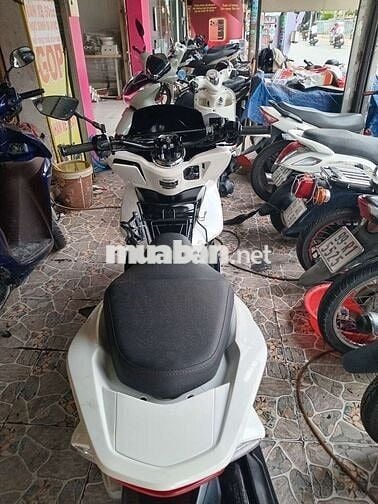 Xe máy Honda PCX màu trắng
