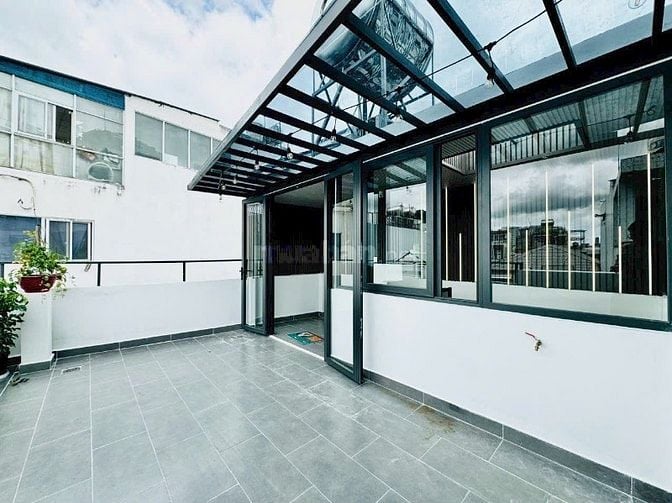 Nhà 33m² Huỳnh Văn Bánh xây 3 tầng gần sân bay, đang cho thuê giá 12tr