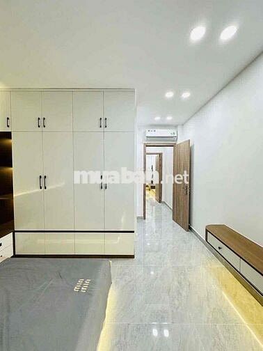 NHÀ MỚI XÂY DT 250M2 1TRỆT 1LỬNG 3LẦU 5PN 6WC HẺM XE TẢI NỘI THẤT CC