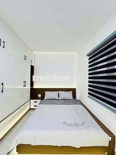 NHÀ MỚI XÂY DT 250M2 1TRỆT 1LỬNG 3LẦU 5PN 6WC HẺM XE TẢI NỘI THẤT CC