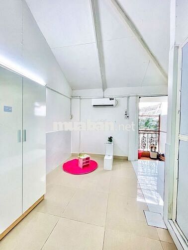 Phòng cửa sổ ban công chung thoáng mát ngay Q12