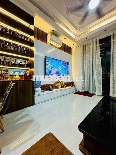 Siêu Phẩm Cầu Giấy 40m2 - 5 Tầng - Gần Phố - Ở Ngay - Giá 9,5 Tỷ