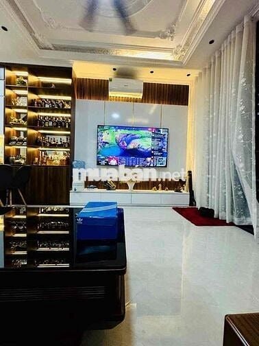 Siêu Phẩm Cầu Giấy 40m2 - 5 Tầng - Gần Phố - Ở Ngay - Giá 9,5 Tỷ