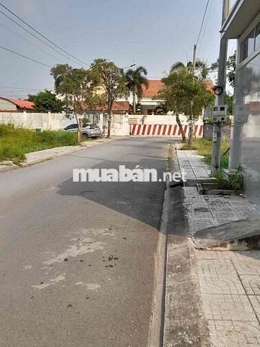 🚗 2 mặt tiền: Mặt trước ~5m, mặt sau hẻm 2m – thoáng mát, thuận tiện d