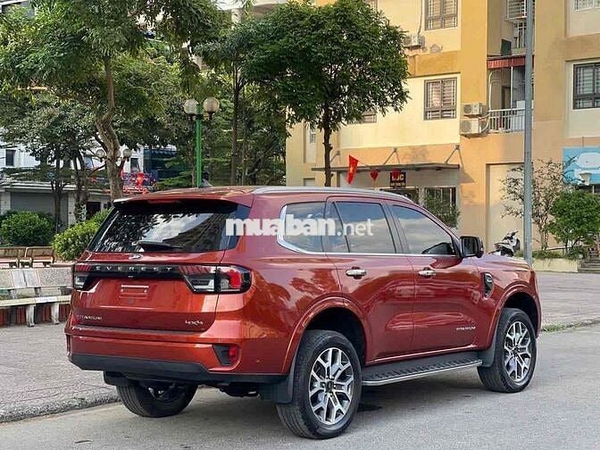 Ford Everest Titanium 2.0L 4x4 model 2023 đỏ cam