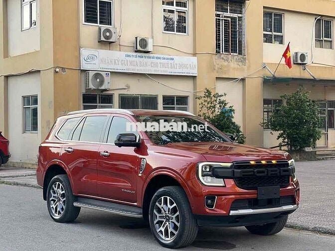 Ford Everest Titanium 2.0L 4x4 model 2023 đỏ cam