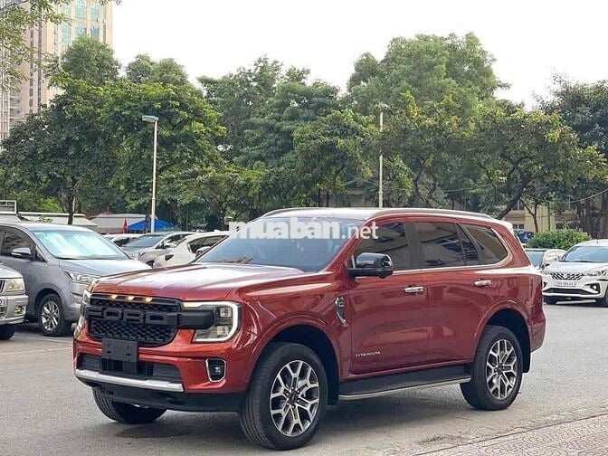 Ford Everest Titanium 2.0L 4x4 model 2023 đỏ cam