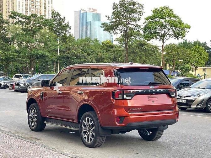 Ford Everest Titanium 2.0L 4x4 model 2023 đỏ cam