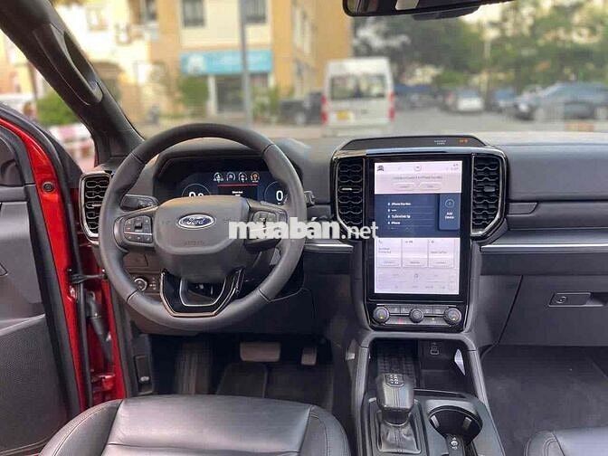 Ford Everest Titanium 2.0L 4x4 model 2023 đỏ cam