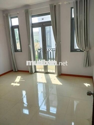 Nhà nguyên căn 1 trệt 1 lầu Huyện Bến Lức 40m²