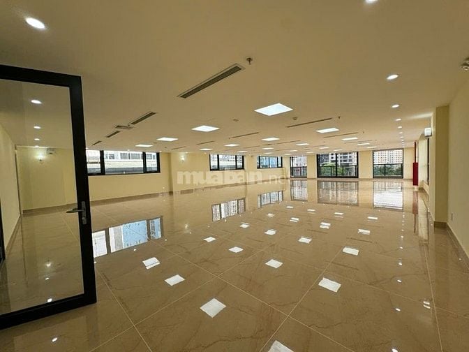 Văn phòng siêu vip, mặt phố, full kính, giá tốt, có PCCC, 2 hầm