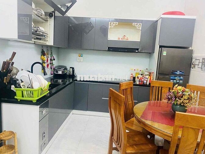 Nhà mặt tiền đường 605, đường 25m, lề 3,5m, dt đất 110m2, 220m sàn