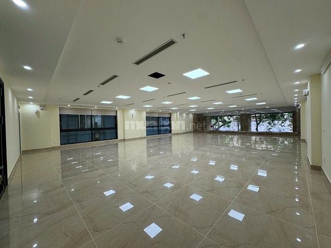 Văn phòng siêu vip, mặt phố, full kính, giá tốt, có PCCC, 2 hầm