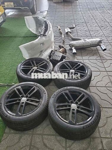 Audi TT 2017  - 25000miles . màu trắng dán kem