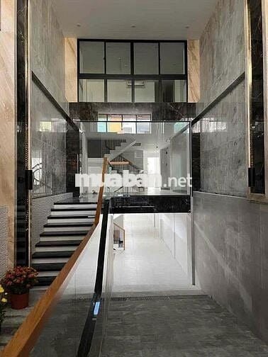 Cho thuê nhà mặt tiền đường Cách Mạng Tháng 8,dt 4,8x30 hầm trệt 2 lầu