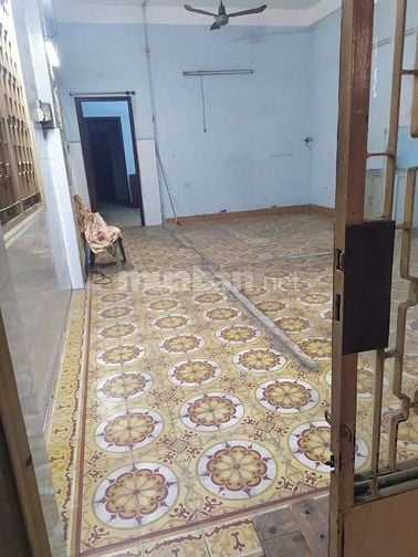 Nhà mặt tiền, hẽm hông, cho thuê nguyên căn