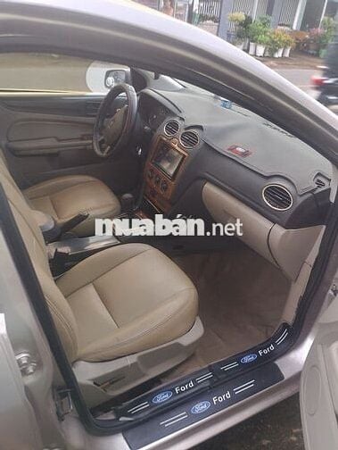 Ford Focus số tự động 5 chỗ màu vàng cát