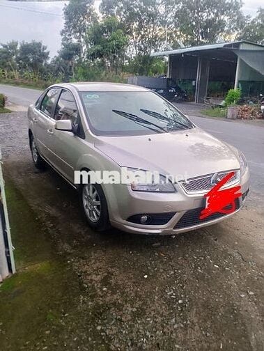 Ford Focus số tự động 5 chỗ màu vàng cát