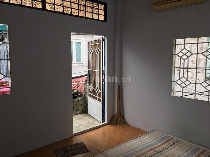 Nhà nguyên căn trung tâm Quận 4, đi lại dễ dàng