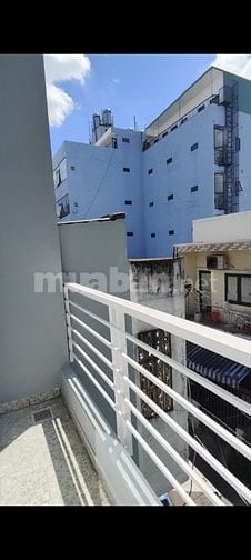 Bán nhà ngay ngã tư Âu Cơ và Lạc Long Quân gần bệnh viện Tân Phú 