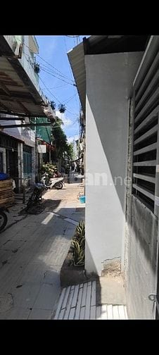 Bán nhà ngay ngã tư Âu Cơ và Lạc Long Quân gần bệnh viện Tân Phú 