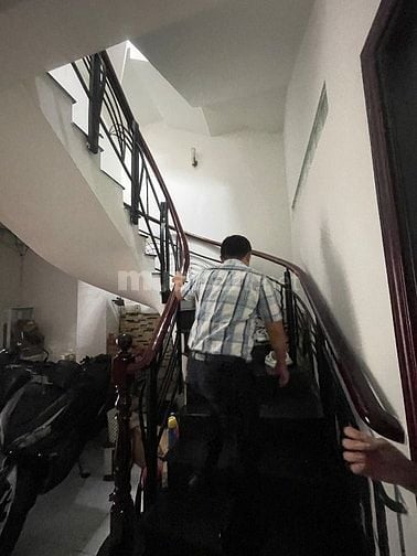 Cho thuê nhà nguyên căn 4 tầng + trệt, 7 phòng, mặt tiền đường THĐ