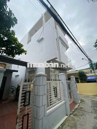 Cho thuê nhà nguyên văn Nguyễn Văn Linh, 3 tầng, 3 PN, gần sân bay