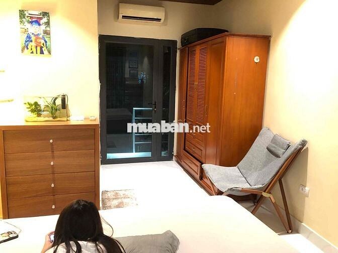 Cho thuê nhà riêng 100m2, 3 tầng, có chỗ để oto trong sân nhà.