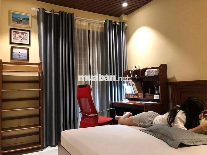Cho thuê nhà riêng 100m2, 3 tầng, có chỗ để oto trong sân nhà.