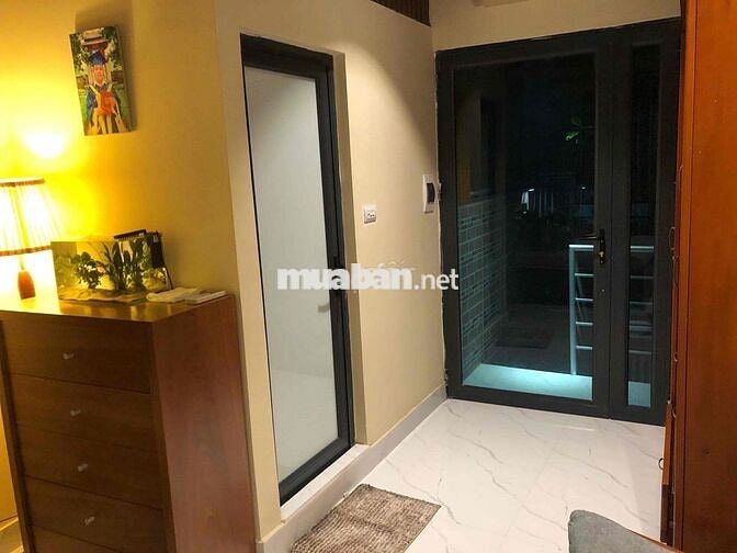 Cho thuê nhà riêng 100m2, 3 tầng, có chỗ để oto trong sân nhà.