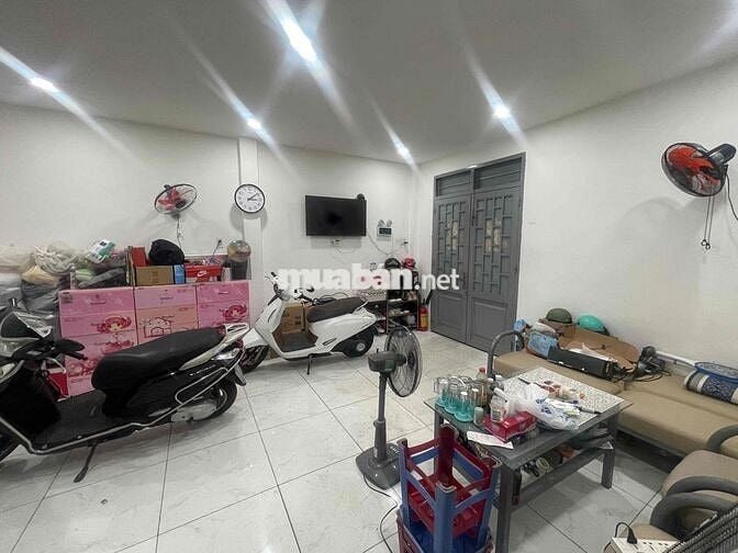 Chủ nhà chuyển ra Hà Nội nên cho thuê nguyên căn nhà 1 trệt 1 lầu