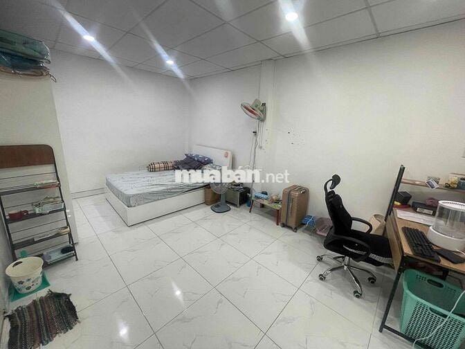 Chủ nhà chuyển ra Hà Nội nên cho thuê nguyên căn nhà 1 trệt 1 lầu